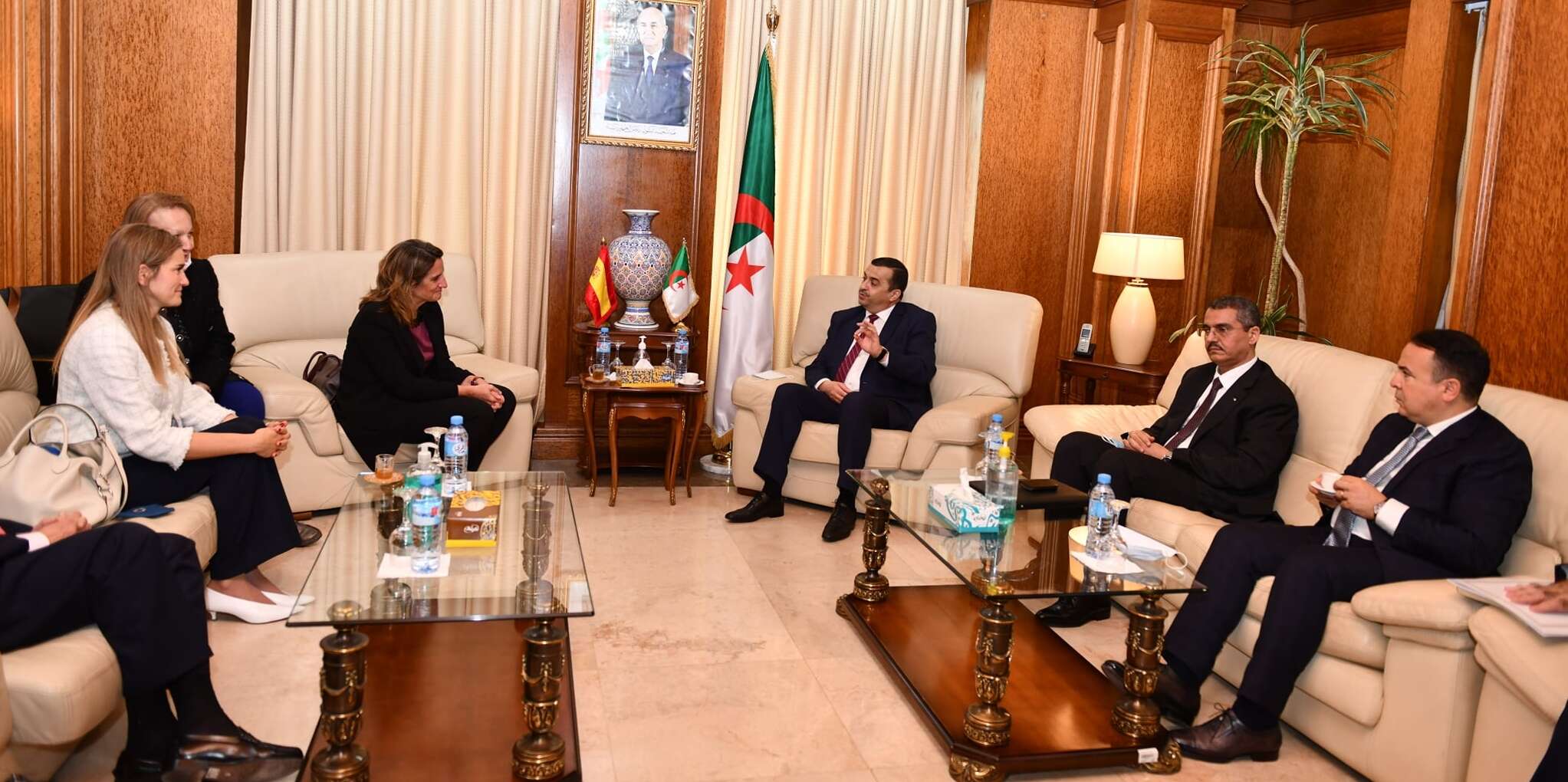 عرقاب يناقش آفاق التعاون في مجال الطاقة مع إسبانيا