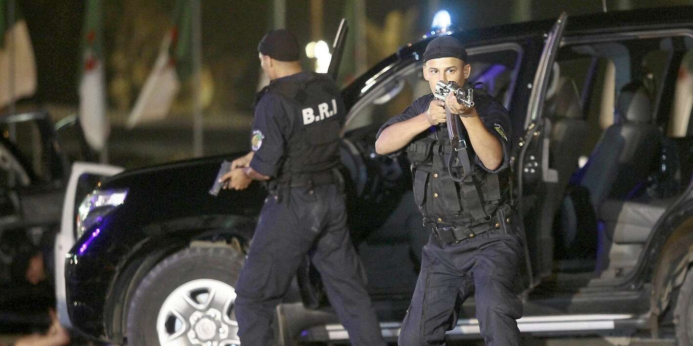 إجهاض عمليات إرهايية مسلحة في الجزائر.. توقيف 17 مشتبها فيهم متواطئون مع الحركة الإرهابية