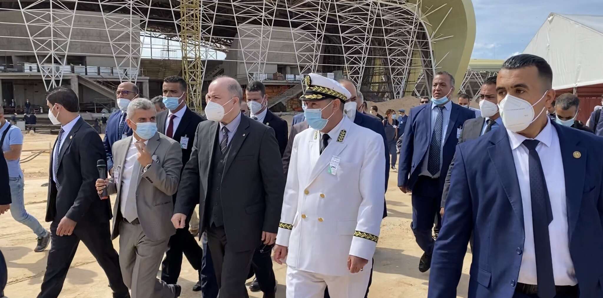 الوزير الأول يشرف على تنصيب “عزيز درواز” محافظا للطبعة الـ19 للألعاب المتوسطية بوهران
