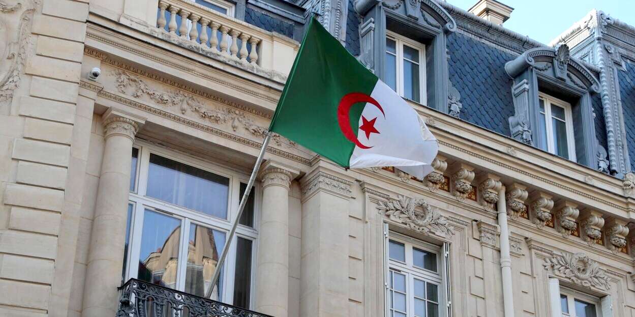 الجزائر تستدعي سفيرها بباريس للتشاور