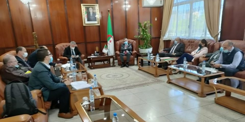 بن بوزيد يعقد لقاء مع نقابة الصيادلة الخواص