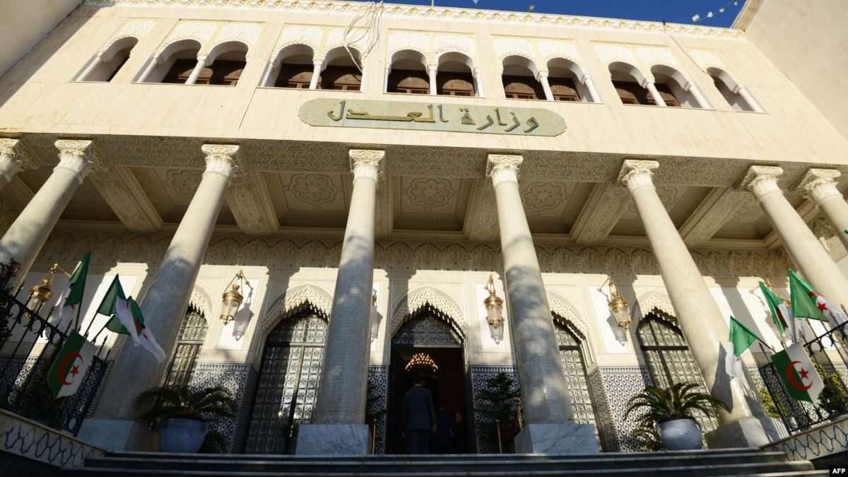 دورات تكوينية للقضاة وموظفي العدالة 