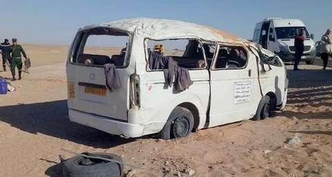فيما أصيب 12 آخرون بجروح.. وفاة 4 أشخاص بسبب انقلاب حافلة للمسافرين بأدرار