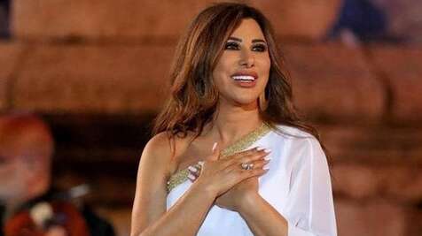 رمى عليها مبالغ من المال.. نجوى كرم توجه رسالة قاسية لشخص في حفلها