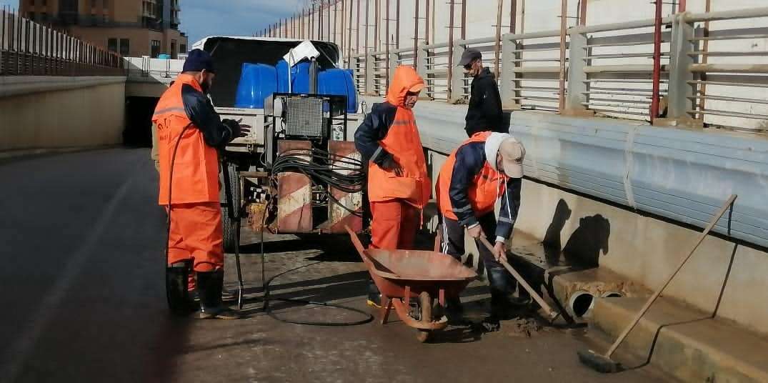 عمليات تنظيف بالشراقة تحسبا لأمطار الخريف المفاجئة