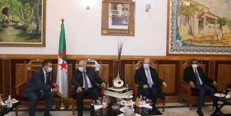 لعمامرة رفقة وزيري خارجية تونس وتشاد بوهران للمشاركة في ندوة حول السلم ولأمن بافريقيا 