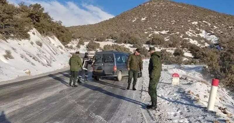 باتنة: الثلوج والجليد يعطلان حركة المرور بالمحاور الجبلية