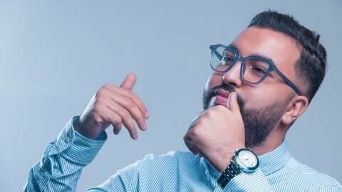 موح ميلانو يغني للفريق الوطني