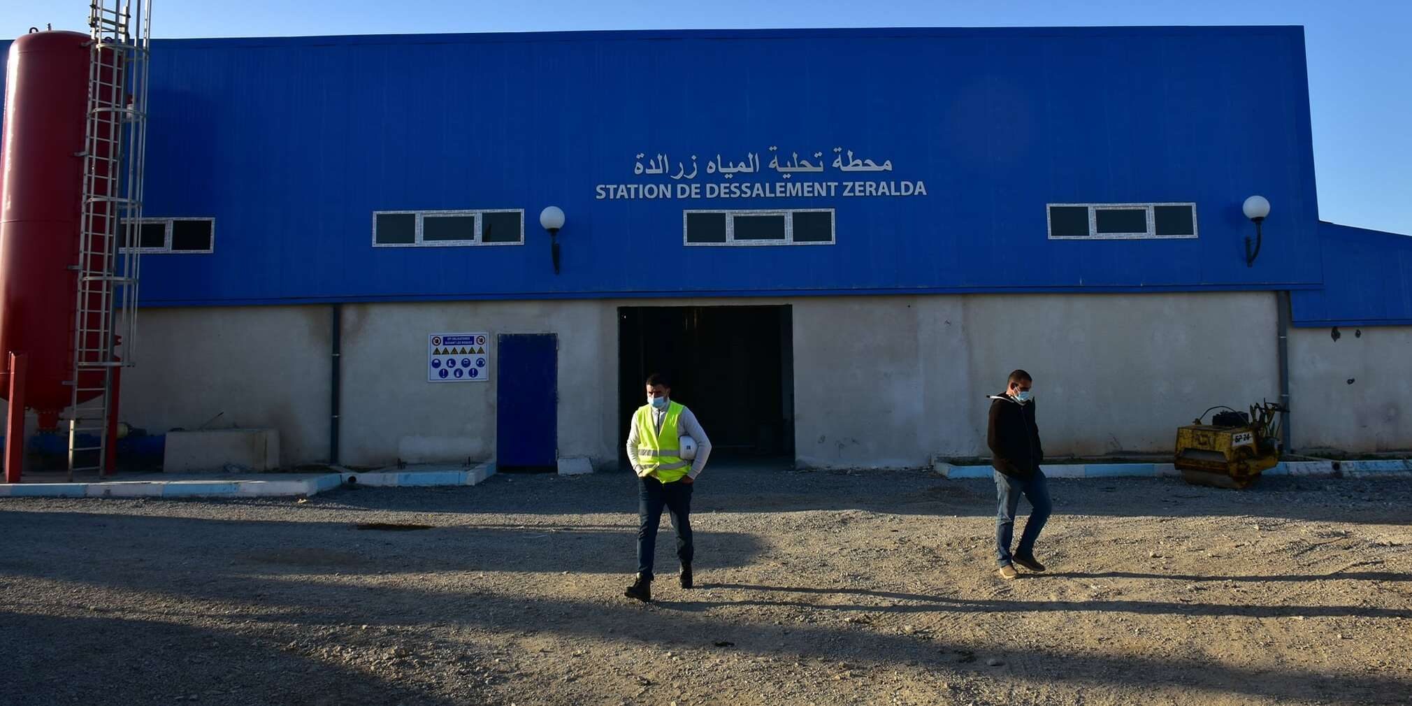 الوالي يتفقد مشاريع محطات تحلية المياه بالعاصمة