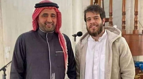 أدهم نابلسي يرفع الآذان في صلاة الجمعة