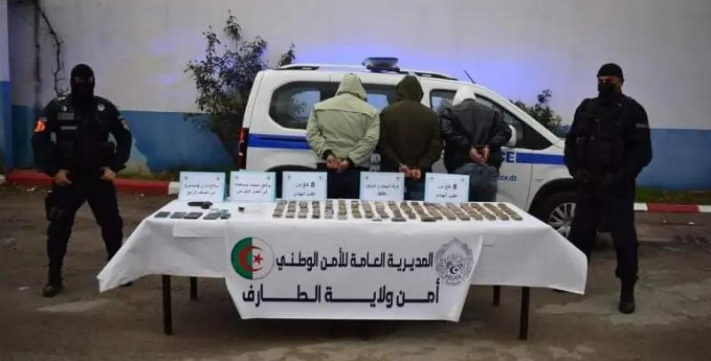 الطارف: الاطاحة بشبكة وطنية للمتاجرة بالمخدرات وحجز 8 كلغ قنب هندي وسلاح ناري  