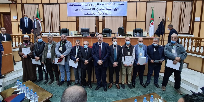 زغدار يلتقي بالمتعاملين الاقتصاديين بالشلف ويمنح 9 تراخيص استغلال استثنائية للمستشمرين