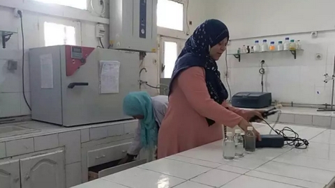 رئيسة المخبر المركزي للمياه بورقلة، أتليلي حفصة: 37 عينة ترفع يوميا من مياه الحنفيات للتأكد من جودتها