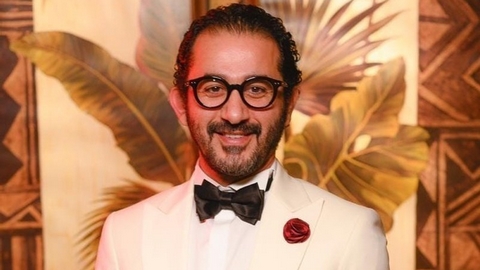 بعد غياب 21 عاما.. أحمد حلمي يعود إلى المسرح