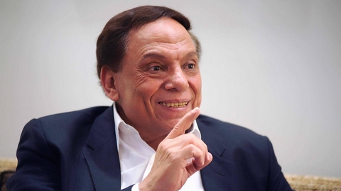 محمد الباز يُفجر مفاجأة عن إصابة عادل إمام بالخرف