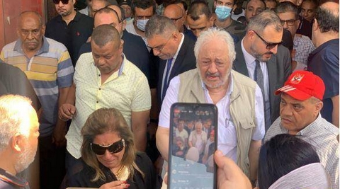 في غياب النجوم.. انهيار خالد زكي في جنازة زوجته