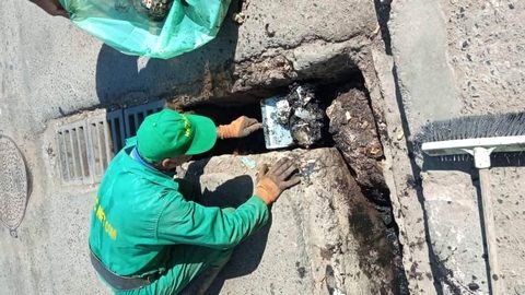 “نات كوم” تقود عملية تنقية البالوعات بباب الوادي