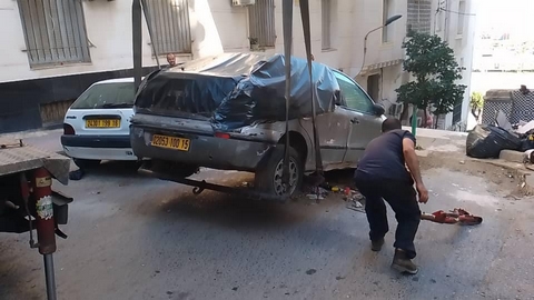 رفع السيارات المعطلة المركونة بطرق عشوائية بسيدي امحمد