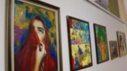 معرض ثنائي لكمال بلطرش وزوجته الروسية.. لوحات رائعة تبحر في عالم المرأة