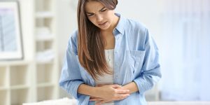 الفرق بين إفرازات أول الحمل والدورة الشهرية