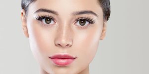 حيل تغنيك عن استخدام الرموش الإصطناعية