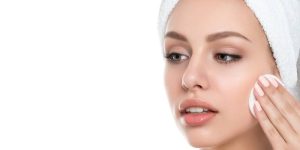 طرق العناية ببشرتك عند إزالة المكياج