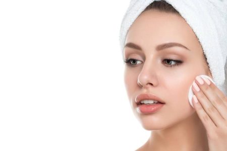 طرق العناية ببشرتك عند إزالة المكياج