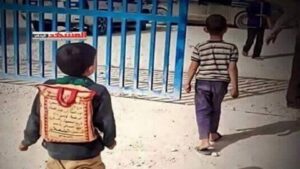 يكمل تعليمه بكيس أرز