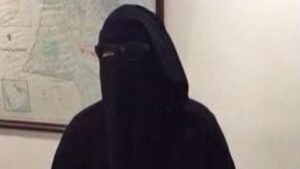 تسلل بزي امرأة فأشبعنه ضربا