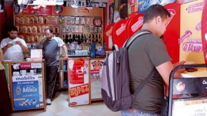 الهاتف النقال قضى على نشاطها.. محلات الطاكسيفون في خبر كان