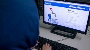 الفايسبوك.. نقل مباشر ومنبر مكفول للجميع