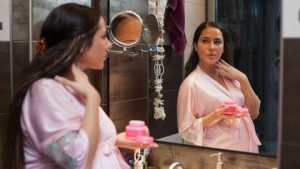 جديد الطب ..استخدام الحامل الماكياج والعطر يصيب مولودها بالربو