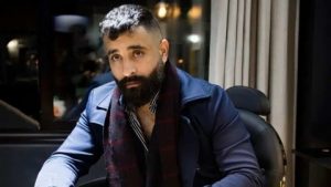 الفنان عمار سنيڨري ينضم إلى فريق مسلسل “الضامة” ويؤكد: من اتهمني بالتكبر والغرور لا يعرفني