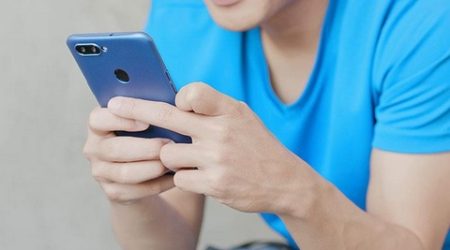 هاتفك المحمول قد يصيبك بأضرار خطيرة في الرقبة.. ما هي؟