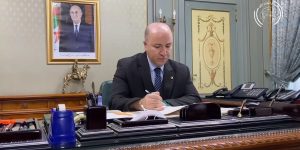 الوزير الأول يوقّع مرسومين تنفيذيين حول المستلزمات الطبية واللجنة المشتركة للأدوية