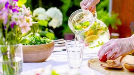 أطعمة تزيد من شعورك بالعطش