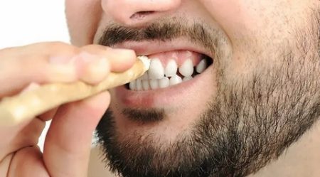 السواك والصيام يساعدان على علاج أمراض الفم