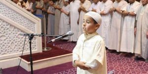 إقبال لافت للأطفال على المساجد لأداء صلاة التراويح وآخرون يصنعون الحدث بإمامة المصلين