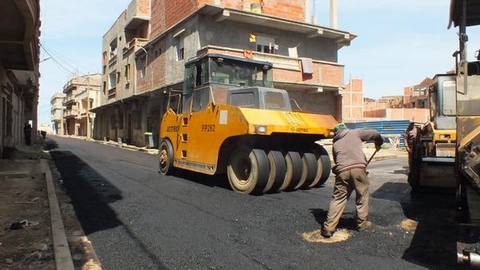 تعبيد شوارع حي خولالي بالكاليتوس