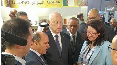 معرض تونس الدولي للكتاب.. قيس سعيد توقف مطولا في الجناح الجزائري