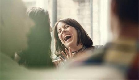 جديد الطب.. هل تضحك بشدة وقت العزاء والحزن؟- إليك التفسير الطبي والحل