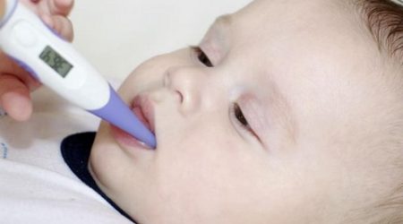 نزلات البرد عند الرضع في الصيف.. هكذا تحمي طفلك