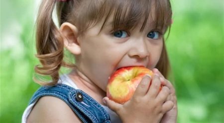 صحتنا في غذائنا.. ماذا يحدث لطفلِك إذا تناول التفاح يوميًا؟