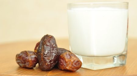 صحتنا في غذائنا.. فوائد التمر والحليب على الريق