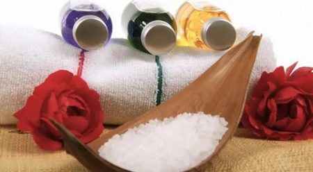 جمال وأناقة.. طرق مختلفة لاستخدام الملح لعلاج المشكلات الجلدية الشائعة