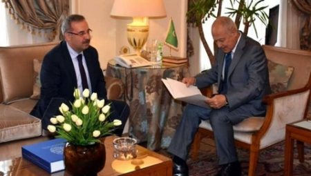 مندوب سوريا لدى جامعة الدول العربية يقدم أوراق اعتماده إلى الأمين العام