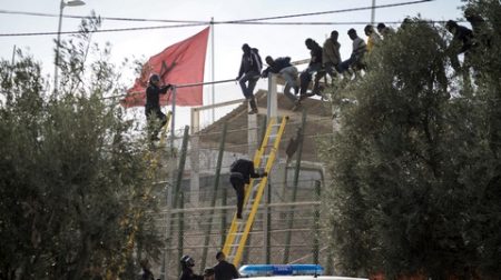 المفوضية الأوروبية للهجرة تتهم المغرب باستغلال ورقة المهاجرين سياسيا