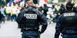 تفكيك شبكة تزوير واسعة في باريس تضم موظفين حكوميين فاسدين