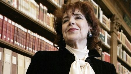 إجماع على البعد الإنساني والفكري والفني للسيرة الأدبية للراحلة آسيا جبار