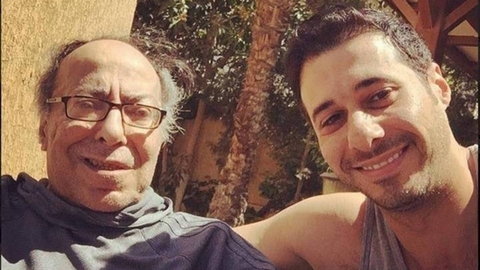 أحمد السعدني يوضح حقيقة مرور والده بأزمة صحية